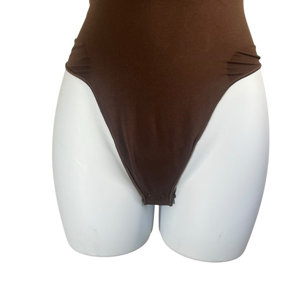 SKIMS Seamless Sculp Scoop Neck Thong Bodysuit in Cocoa - Picture 8 of 12